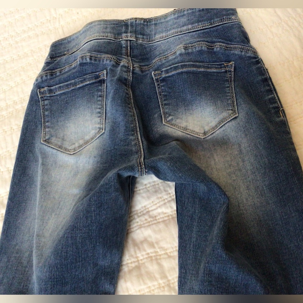 Coco + Carmen Asra Tummy Control Embroidered Denim Capris In Medium Wash - Picture 6 of 7